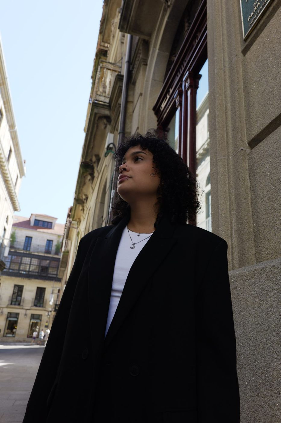 Verónica mirando hacia arriba en una calle del casco histórico